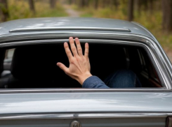 Запертый в багажнике сбежал от похитителя и просил помощи у прохожих под Волгоградом