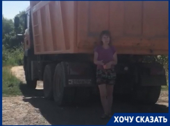 «Будем лежать пластом с детьми»: видео блокировки КамАЗов в борьбе за дорогу в Волгограде