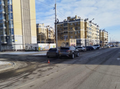 Возле элитного ЖК Range Rover протаранил легковушку в Волгограде