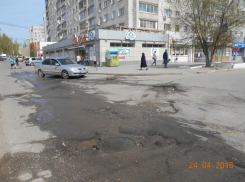 В Волгограде чиновники проигнорировали жалобы и допустили падение пешехода в люк