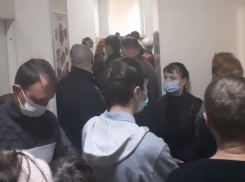 В Волгограде огромные очереди в поликлиниках объяснил педиатр