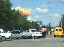 В центре Волгограде «девятка» протаранила Mazda: 2 пострадали