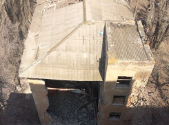 На севере Волгограда обрушилось пустующее здание общежития, когда-то принадлежавшее тракторному заводу