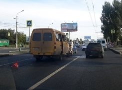 Кировский район встал в пробку из-за ДТП с маршруткой 
