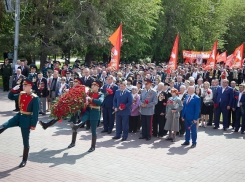 В Волгограде возложили цветы к Вечному огню на площади Павших борцов