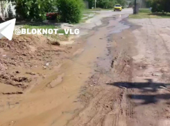 Придется подождать: перекресток активно заливает в Волгограде