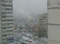 Сотрудники МЧС потушили крупный пожар в гаражном кооперативе Волгограда 
