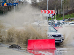 Гигантскую лужу на набережной Волгограда вынуждены преодолевать автомобилисты