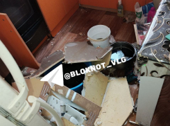 «Черпаем воду половниками»: коллапс произошел в жилом доме на юге Волгограда