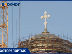 Византийский крест установили на соборе Александра Невского в Волгограде
