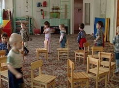 Жители Волжского возмущены обязательством платить за пропуски детей в детских садах