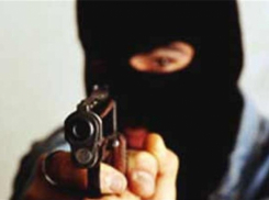 На трассе под Волгоградом разбойники под дулом пистолета ограбили семью