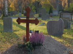 КамАЗ задавил на кладбище волгоградку, пришедшую убраться на могилке родственников