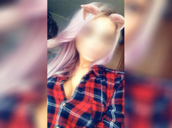 Обладательницу розовых волос и шикарной груди объявили в розыск в Волгограде