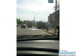 Экскаватор загорелся посреди улицы в Волжском