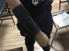 Волгоградцы осудили парня, забившего руку в черный цвет