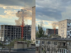 Строящийся ЖК загорелся в Волгограде — видео
