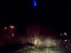 На видео попало задержание угонщика-неудачника, повисшего на заборе в Суровикино