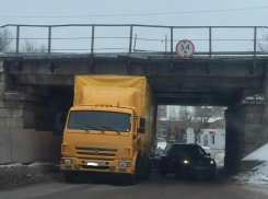 Застрявший под путепроводом КамАЗ парализовал движение в Ворошиловском районе 
