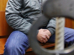 Опубликовано видео задержания 63-летнего педофила во время встречи с 13-летней школьницей в Волгоградской области