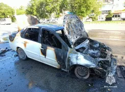 Автомобиль сгорел на проезжей части в Волгограде 