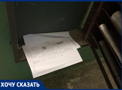 Волгоградцы возмущены открытыми платежками, разбросанными по подъезду