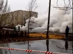 Четыре дымовые шашки: в Волжском оцепили место гибели прохожих после провала теплотрассы