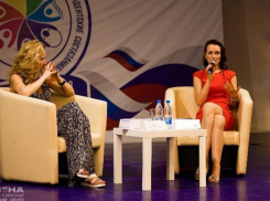 Олимпийская чемпионка продемонстрировала красоту своих ног школьникам