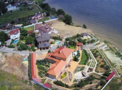 Богатые тоже плачут: жителям элитного поселка в Волгограде придется скинуться на нового председателя