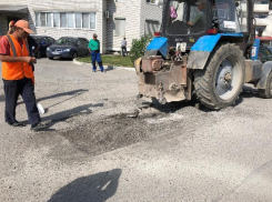 После публикации «Блокнота Волгограда» волжанам начали ремонтировать внутриквартальную дорогу