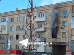 Пожар в 5-этажке попал на видео в Волгограде