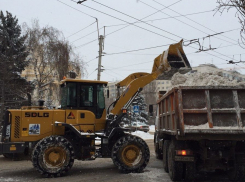 В Волгоградской области спецтехника расчищает снег круглосуточно