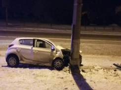 Пьяные девушки покатались на Hyundai по Волгограду: студентка в больнице
