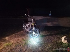 Водитель мопеда врезался в прицеп трактора и погиб в Волгоградской области