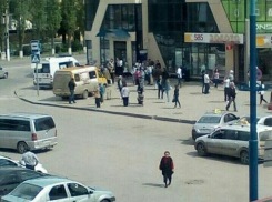 Маршрутка протаранила остановку с людьми в Волжском