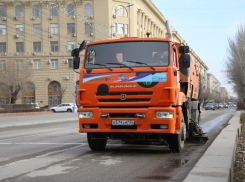 В центре Волгограда у моста разгребают огромную свалку