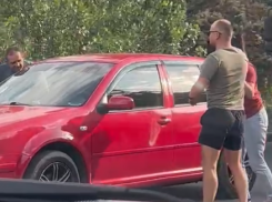 Волгоградцы подрались в вечерней пробке: видео 