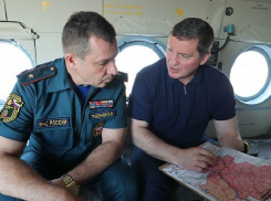 Губернатор с главой регионального МЧС на вертолете кружат над Волгоградской областью