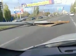 Рекламный щит рухнул на Вторую Продольную из-за шквалистого ветра на юге Волгограда