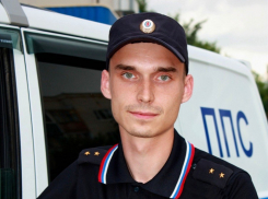 Волгоградский полицейский спас жизнь лежащему на обочине человеку