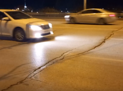 Огромную трещину заметили на Астраханском мосту в Волгограде