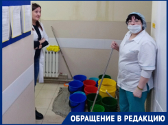 Воду собирают ведрами в затапливаемой стоматологии в Волгограде