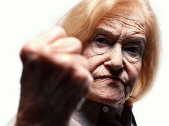 Мужчина заперся от подростков в доме и угрожал им волгоградской бабушкой