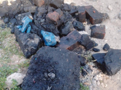 Волгоградцев призвали использовать унитазы по назначению: рабочие выудили из фекалий футбольный мяч