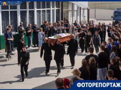 Гроб выносили под аплодисменты: в Волгограде простились с 16-летним футболистом Максимом Семеновым