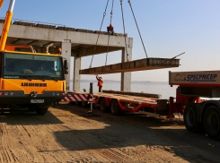 На центральной набережной Волгограда демонтируют старую эстакаду 