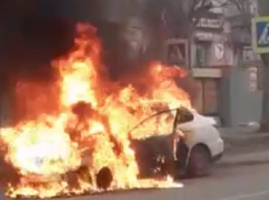 В Волгограде сгорели две рядом стоявшие иномарки