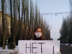 В Волгограде прошел одиночный пикет с требованием не допустить войны с Украиной 