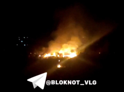 Почувствовали посреди ночи запах гари: двухэтажка вспыхнула на юге Волгограда