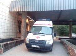 В Волгограде вызвали скорую мужчине, лежащему у входа в больницу